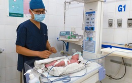 Mổ 2 lần trong 1 tuần cứu bé gái sơ sinh bị dị tật hở thành bụng