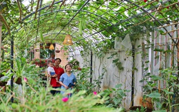Đôi vợ chồng ở Sài Gòn biến khu đất 273m² thành vườn rau đầy cây trái sau thời gian cách ly
