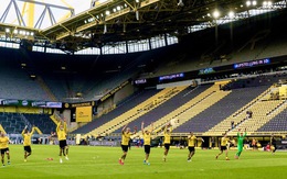 Cầu thủ Dortmund chào khán đài trống vì... không ai đến sân