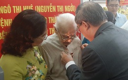 Trao huy hiệu 85 năm tuổi Đảng cho phu nhân cố Tổng bí thư Nguyễn Văn Linh