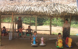 Dựng lều che khu vui chơi tránh nắng cho trẻ ở vùng cao Thanh Hóa