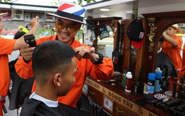 Sinh viên thích thú cắt tóc giá chỉ 2.000 đồng trong xe lưu động