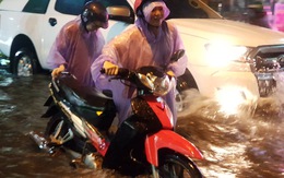 TP.HCM mưa lớn, người dân lội biển nước mênh mông về nhà