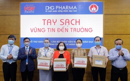 Giáo viên tiểu học được DHG Pharma tài trợ gel rửa tay phòng dịch