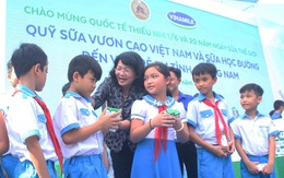Phó chủ tịch nước Đặng Thị Ngọc Thịnh tặng sữa cho thiếu nhi Quảng Nam