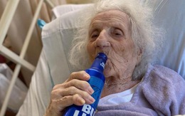 Cụ bà 103 tuổi uống cạn chai bia ăn mừng khỏi COVID-19