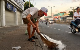 Cụ ông 88 tuổi quét rác làm sạch khu phố