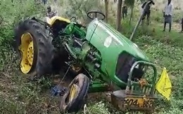 Xe tải tông vào xe công nông: Ít nhất 12 người thiệt mạng