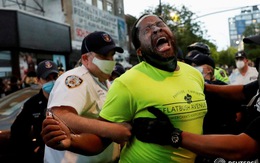 Hai nghị sĩ da đen bị xịt hơi cay và bắt nhầm trong biểu tình ôn hòa