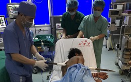 10 y bác sĩ mổ khẩn cấp cứu sống bệnh nhân bị xà beng xuyên ngực