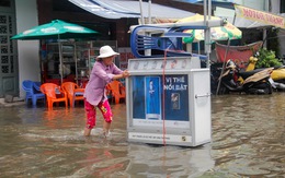 Nước ồng ộc trào lên từ trong nhà, cả khu dân cư bất ngờ ngập lênh láng