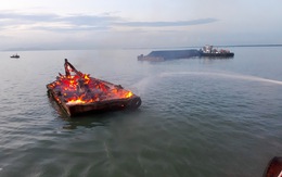 Tàu kéo bốc cháy ở Cần Giờ, 4 người thoát chết