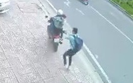 Hai tên cướp dùng dao, xịt hơi cay tấn công nam thanh niên để cướp điện thoại