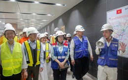 Lãnh đạo Ủy ban MTTQ TP tham quan ga metro TP và tặng quà cho công nhân