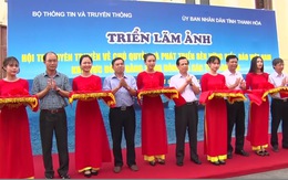 Triển lãm ảnh về chủ quyền biển đảo Việt Nam và trao cờ Tổ quốc