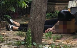 Nam thanh niên chết cạnh xe máy, dao Thái Lan găm trên ngực