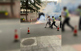 Bắt một người Trung Quốc đốt pháo trước tổng lãnh sự quán Mỹ ở Thành Đô