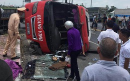 Xe container tông lật ngang xe khách 24 chỗ, 2 người trên xe khách chết trên xe