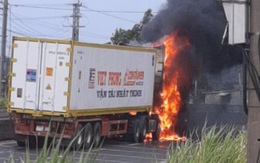 Xe container đang chạy bỗng phát hỏa, cháy rụi cabin