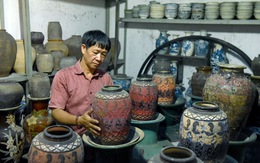 Choáng với kho đồ hàng trăm ngàn cổ vật của một người gốc Hà Nội sống ở Sài Gòn