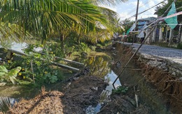 Nửa con đường vào khu di tích mộ nhà thơ Phan Văn Trị đổ sụp xuống sông