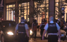 Bạo động ở Chicago, bên đụng độ cảnh sát, bên đập phá hôi của cửa hàng