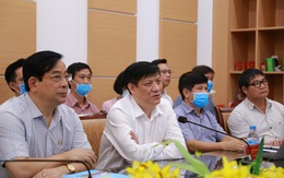 4 giáo sư đầu ngành vào Huế, Quảng Nam cứu bệnh nhân COVID-19 nặng