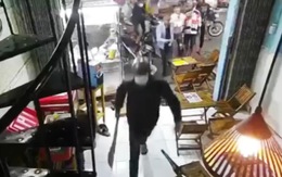 Video nhóm người cầm hung khí đập phá quán trà sữa ở quận Bình Tân