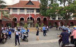 Cấm thì cấm, một trường ở Biên Hòa vẫn bắt 800 học sinh đi học