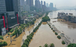 Biển người tràn ngập khu Triều Thiên Môn của Trùng Khánh để coi... nước lũ