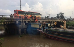 Bơm nước vào để giải cứu sà lan mắc kẹt tại cầu Ông Vẽ