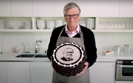 Bill Gates tự tay làm bánh sinh nhật tặng ông Warren Buffett