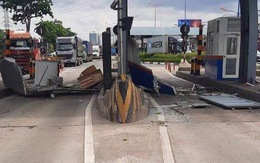 Cửa thùng xe container mở toang, 'quét sụm' cabin trạm thu phí ở xa lộ Hà Nội