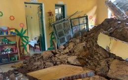 Bốn trường học ở Lào Cai bị đổ tường, đất đá tràn vào lớp