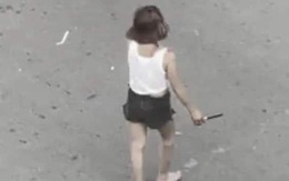 Người phụ nữ nghi 'ngáo đá' cầm dao đứng giữa ngã tư tự đâm mình