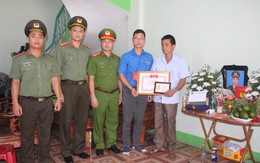 Truy tặng huy hiệu Tuổi trẻ dũng cảm cho chiến sĩ cảnh sát cơ động ở Bắc Giang