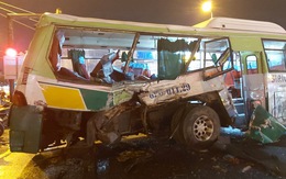 Xe tải tông ngang xe buýt giữa ngã tư, 20 người nhập viện