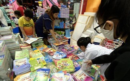 Phụ huynh ở TP.HCM phải đặt mua sách ngoài Hà Nội cho con