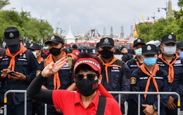 Thái Lan dọa 'xử' người gắn bảng 'đất nước thuộc về dân', thách thức hoàng gia