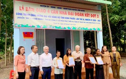 Nguyên Chủ tịch nước Nguyễn Minh Triết dự lễ bàn giao nhà đại đoàn kết ở Bình Phước