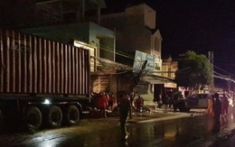 Xe container chạy trong đêm mưa tông vào 4 nhà dân và xe bán tải