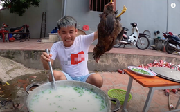 Hưng Vlog 'nấu nồi cháo khổng lồ với cả con gà nguyên lông' đăng YouTube