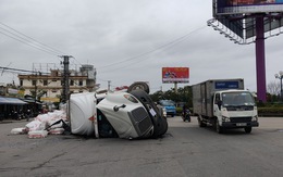 Xe container ôm cua lật ngang giữa bùng binh, tài xế thoát chết