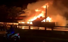 Một xưởng gỗ ở quận 12 đang cháy dữ dội