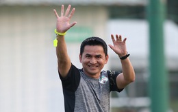 Xem 'Zico Thái' chỉ đạo cầu thủ HAGL bằng tiếng Việt