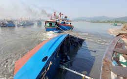 Khẩn trương trục vớt tàu chở dầu chìm gần cảng cá ở Nghệ An