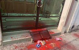 Một nhà dân liên tục bị nhóm người lạ 'khủng bố' bằng sơn đỏ, hột vịt thối