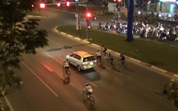 Người đi xe đạp 'vô tư' chạy vào làn ôtô, vượt đèn đỏ trên đường Phạm Văn Đồng
