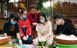 Hoa hậu Đỗ Thị Hà, Lương Thùy Linh gói bánh chưng tặng trẻ em vùng lũ