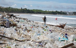 Gần trăm tấn rác thải nhựa 'ngập ngụa' thiên đường du lịch biển Bali
